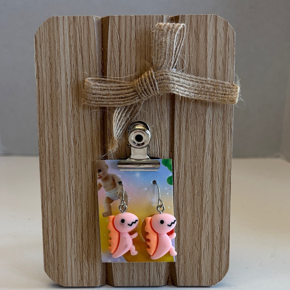 💕5/25💕Cute Pink Dinosaur Earrings 1”